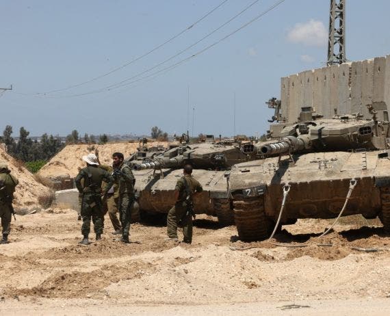 دبابات اسرائيلية تقتحم معبر رفح