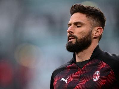 AC Milan's French forward #09 Olivier Giroud warms up prior to the Italian Serie A football match between Juventus and AC Milan at The Allianz Stadium in Turin on April 27, 2024. (Photo by MARCO BERTORELLO / AFP)